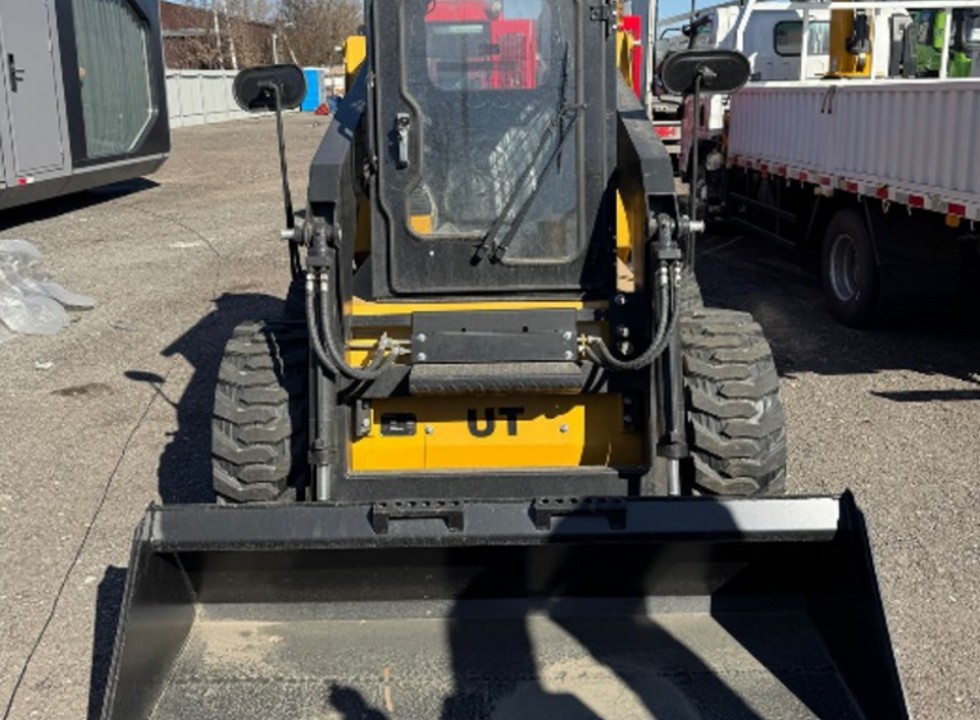 Мини-погрузчик UKB-TRACK 60HG