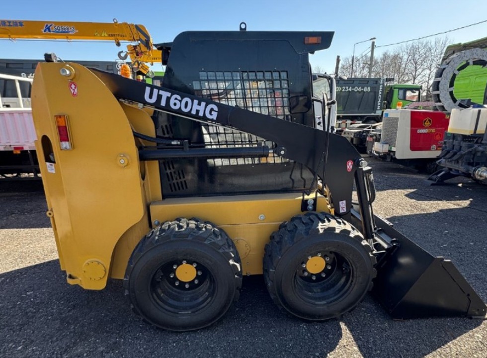 Мини-погрузчик UKB-TRACK 60HG