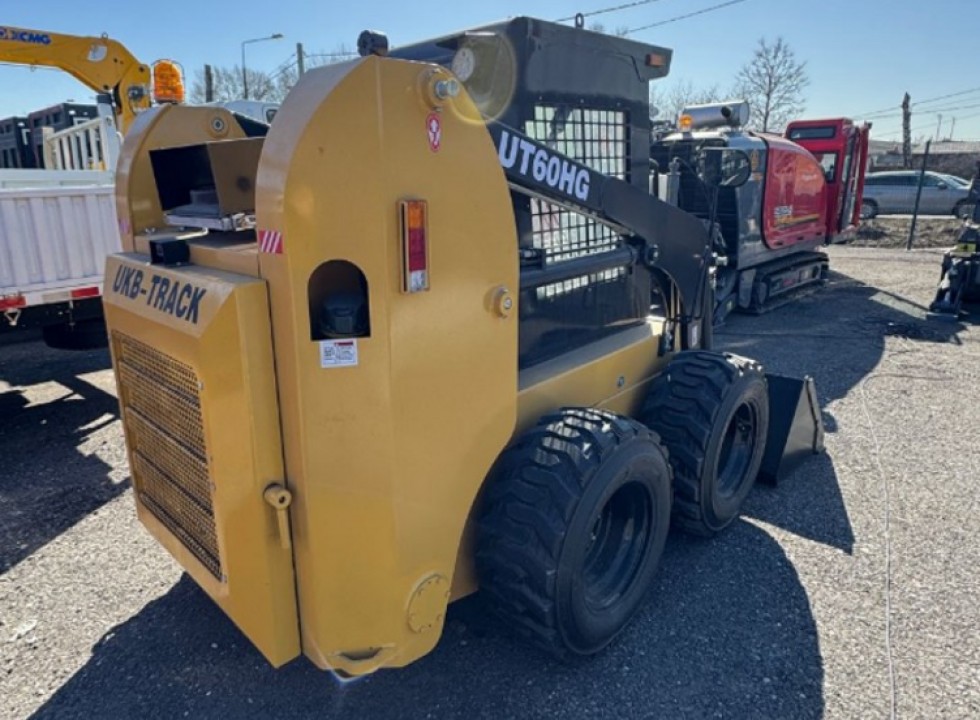 Мини-погрузчик UKB-TRACK 60HG