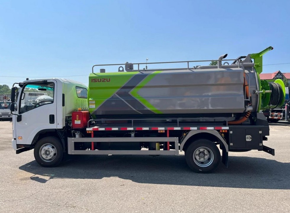 Илосос на шасси ISUZU GIGA (без резервуара для чистой воды) 8м3