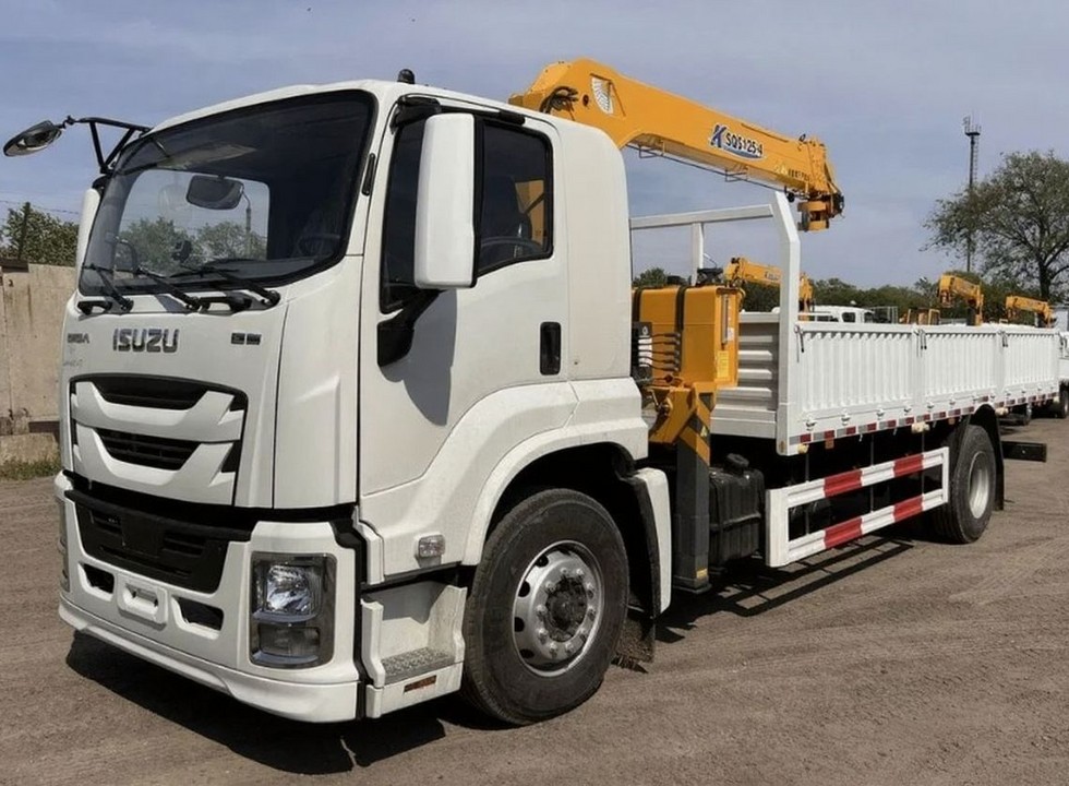 Бортовой грузовик с КМУ 5 тонн на шасси ISUZU GIGA 4×4