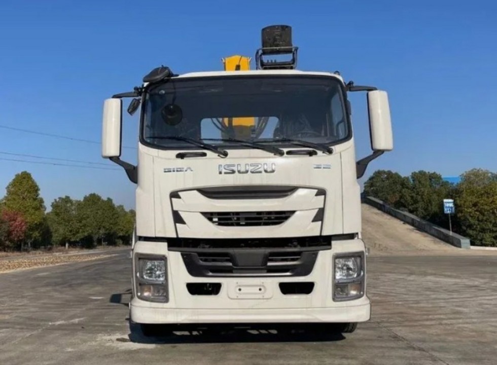 Бортовой грузовик с КМУ на 12 тонн на шасси ISUZU GIGA 6×4