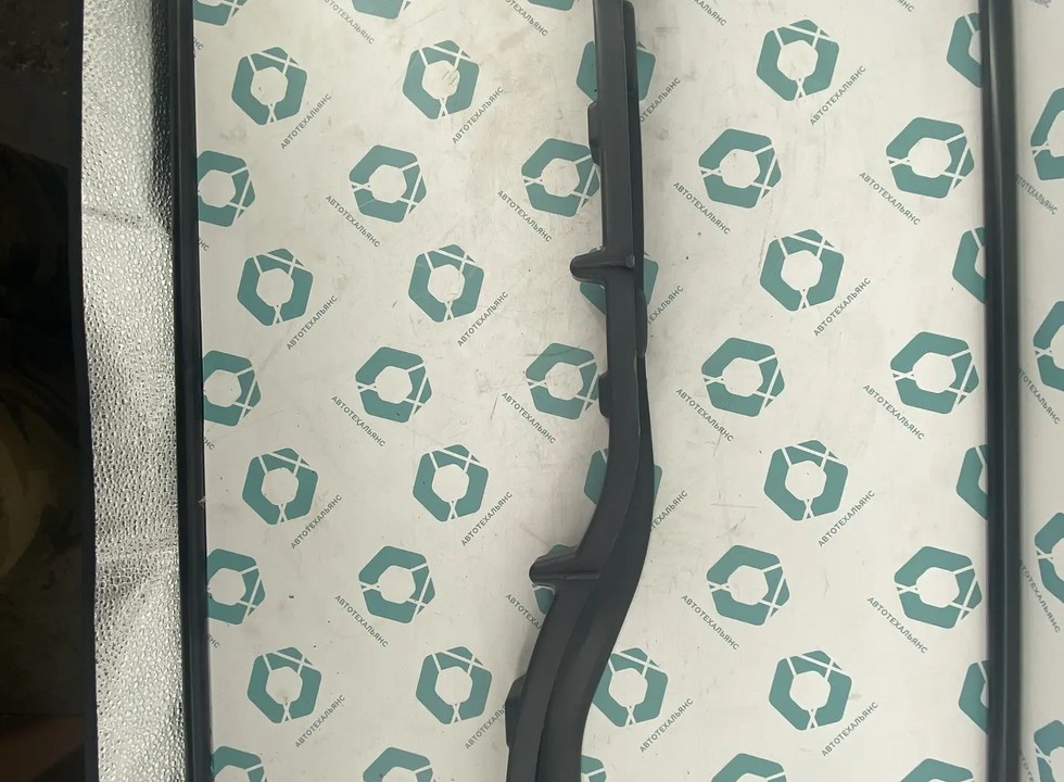 VO 82270692 соединит. пластина; левый.Пластина-соединитель левого корпуса ступени для грузовика. (INV5207)