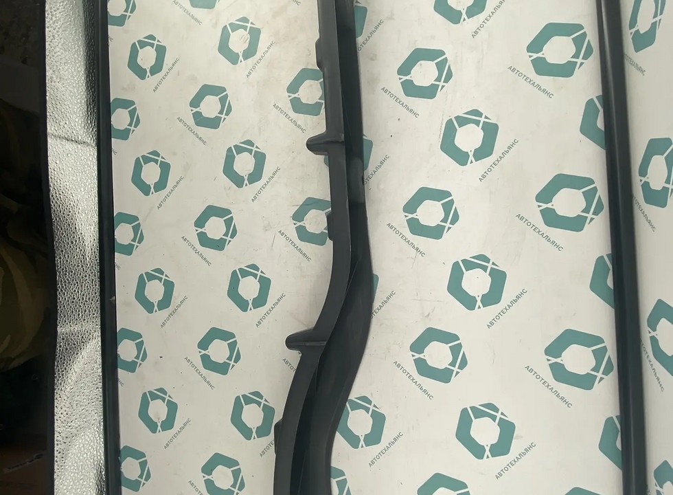 VO 82270692 соединит. пластина; левый.Пластина-соединитель левого корпуса ступени для грузовика. (INV5207)