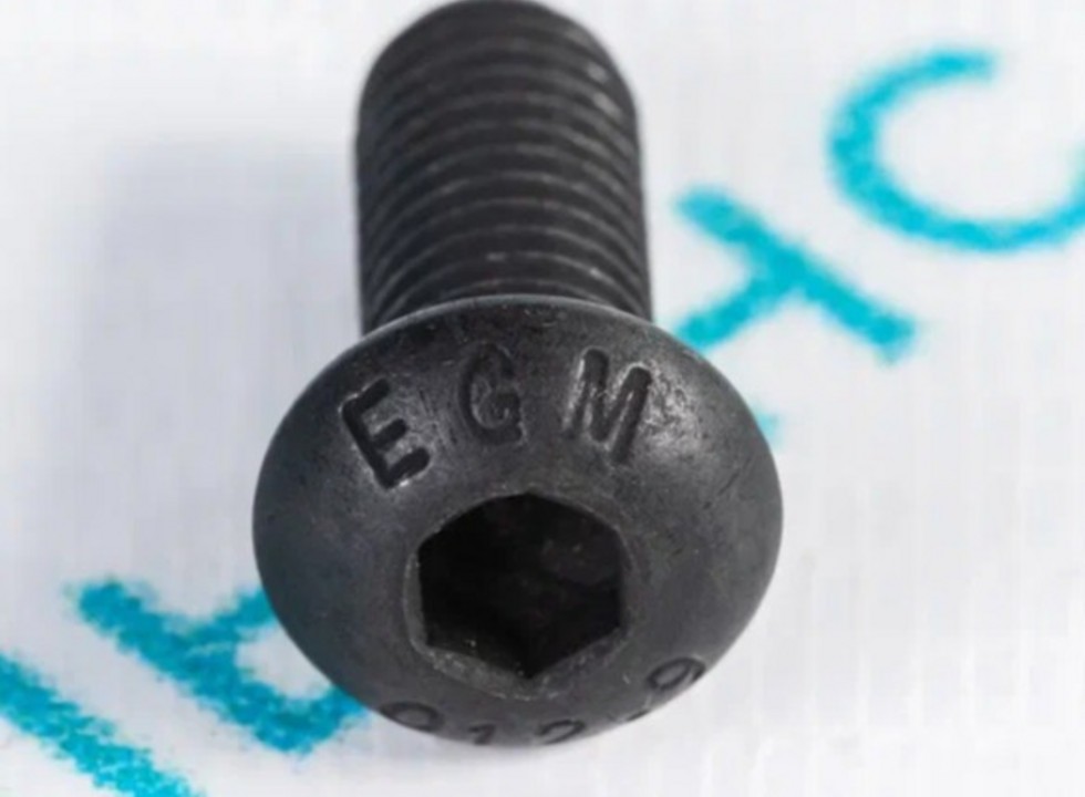 Болт Винт М8х1,25  (CX31-1502225/ 4110702593037)