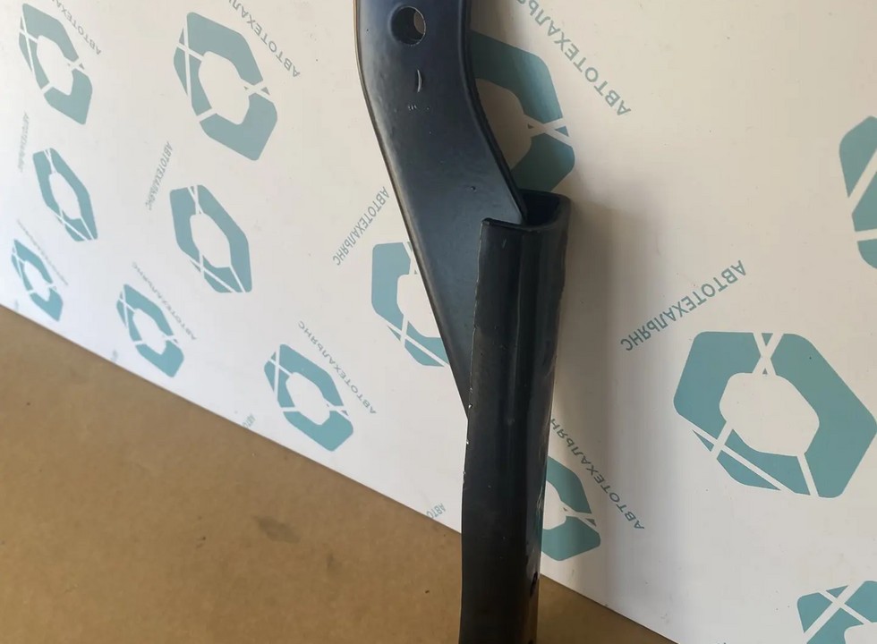 Кронштейн правого корпуса ступени. Аналог для VOLVO FH/FM Vers.4/5. VO 84228563 (INV5193)