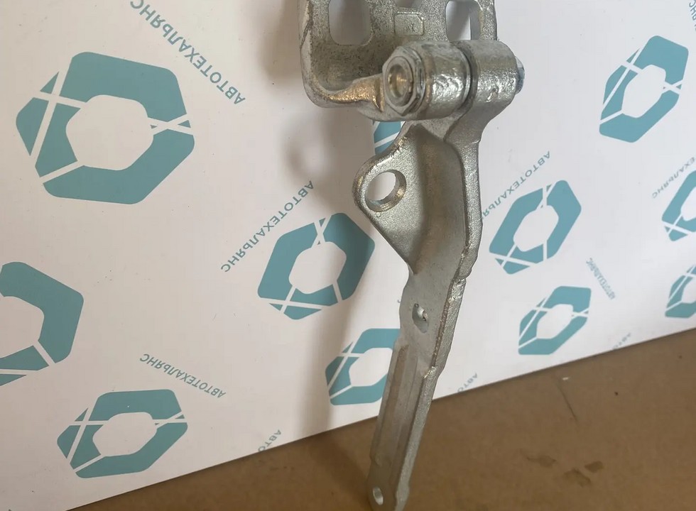 Петля капота левая. Аналог для VOLVO FH/FM Vers.4/5. VO 82320176 (INV5145)