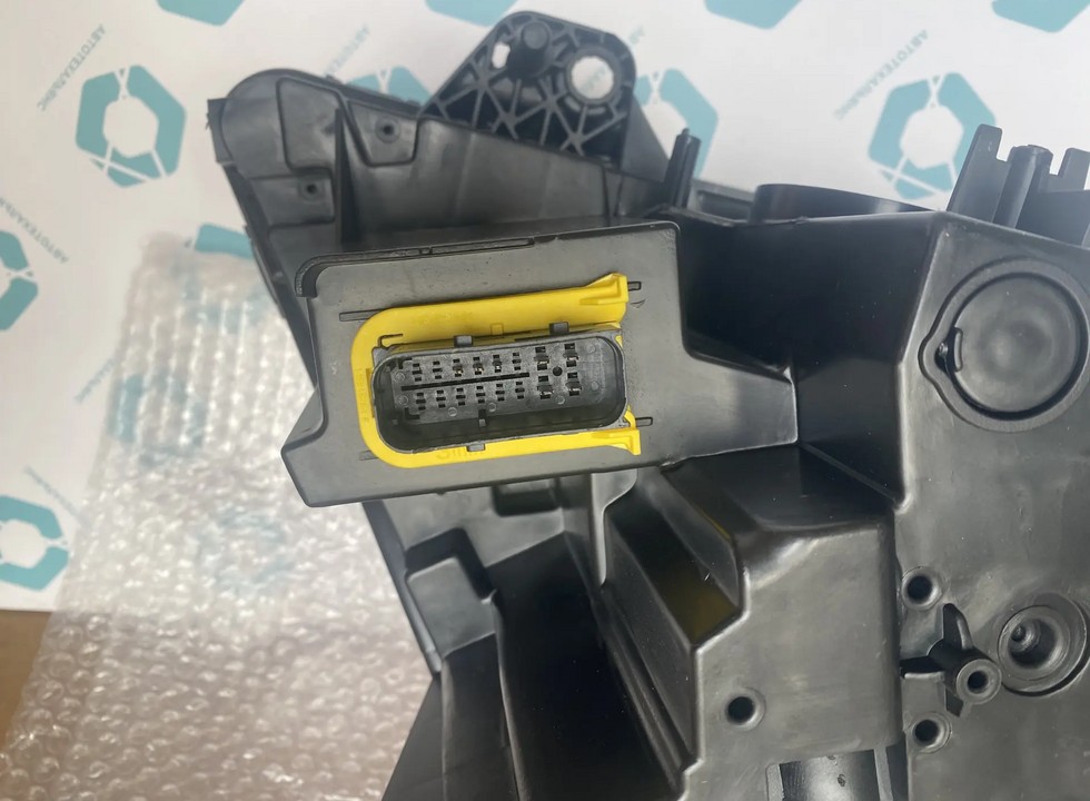 Фара правая для грузовика. Аналог для VOLVO FH/FM Vers.4/5. VO 22239220 (INV5435)