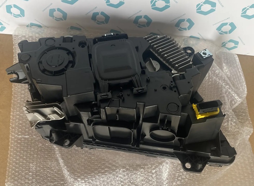 Фара правая для грузовика. Аналог для VOLVO FH/FM Vers.4/5. VO 22239220 (INV5435)