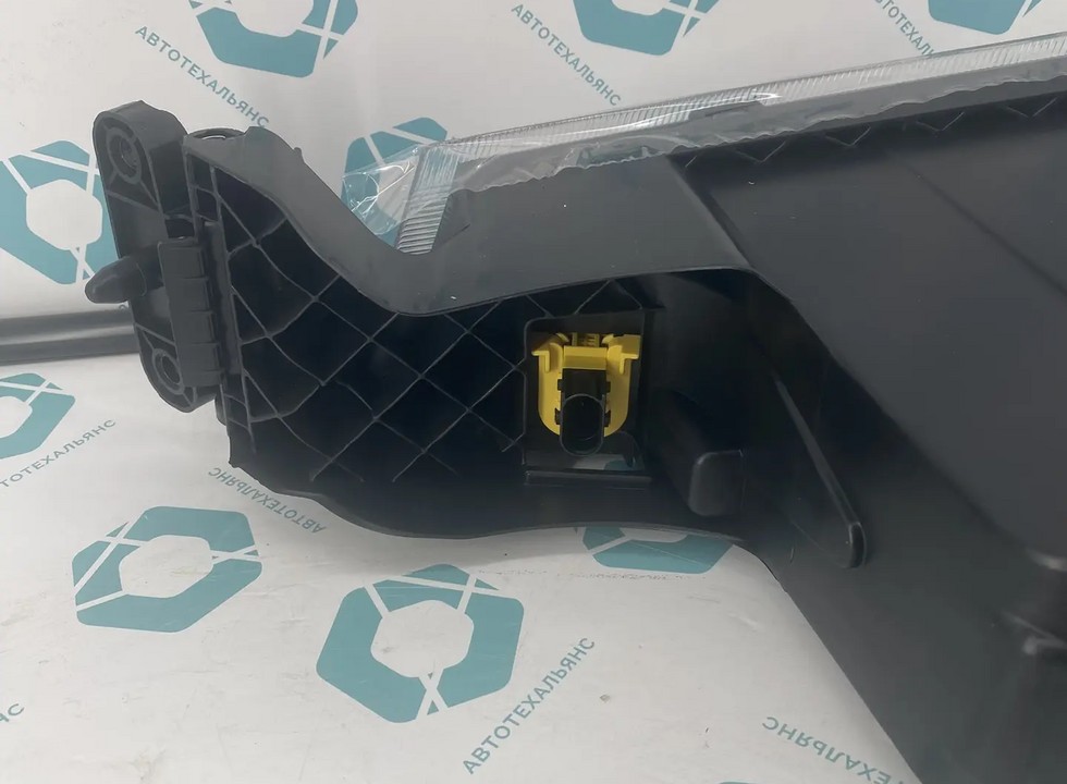 Противотуманная фара правая. Аналог для VOLVO FH/FM Vers.4/5. VO 21221153 (INV5160)