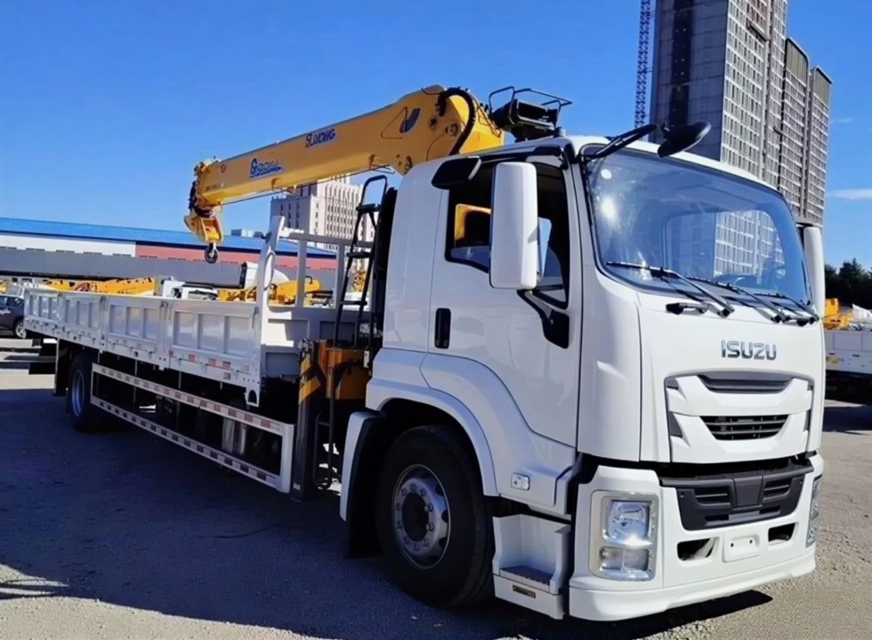 Бортовой грузовик с КМУ 5 тонн на шасси ISUZU GIGA 4×2