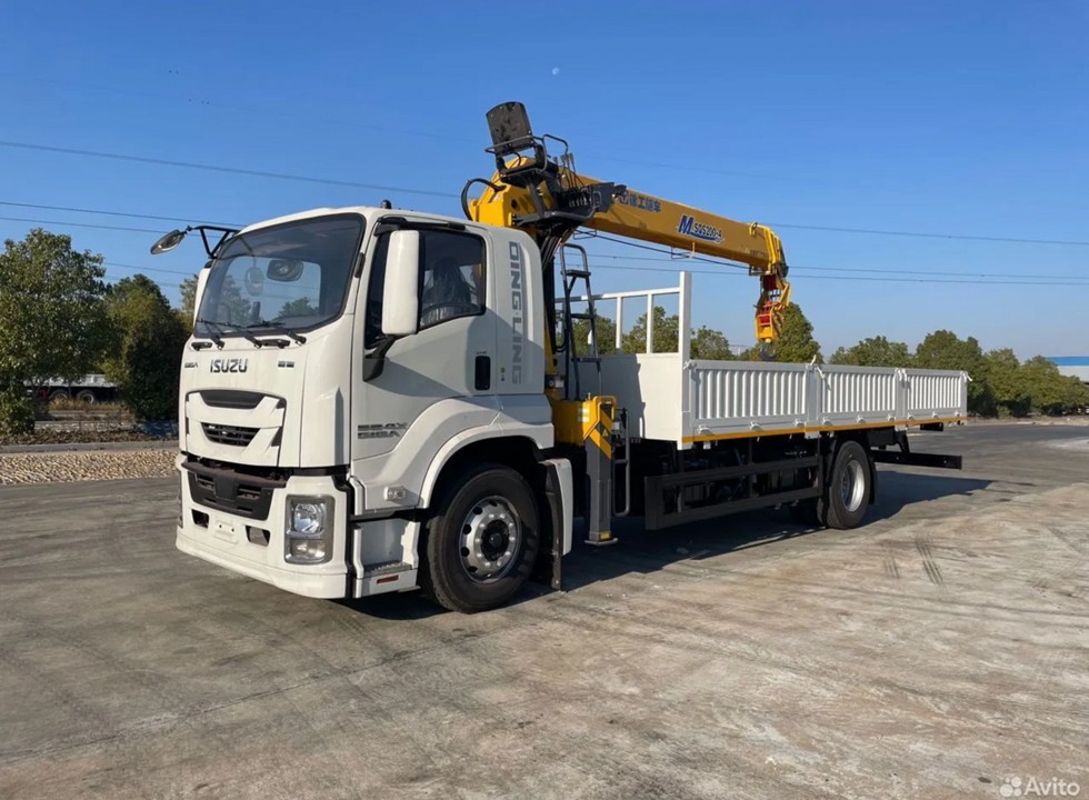 Бортовой грузовик с КМУ на 8 тонн на шасси ISUZU GIGA 4×2
