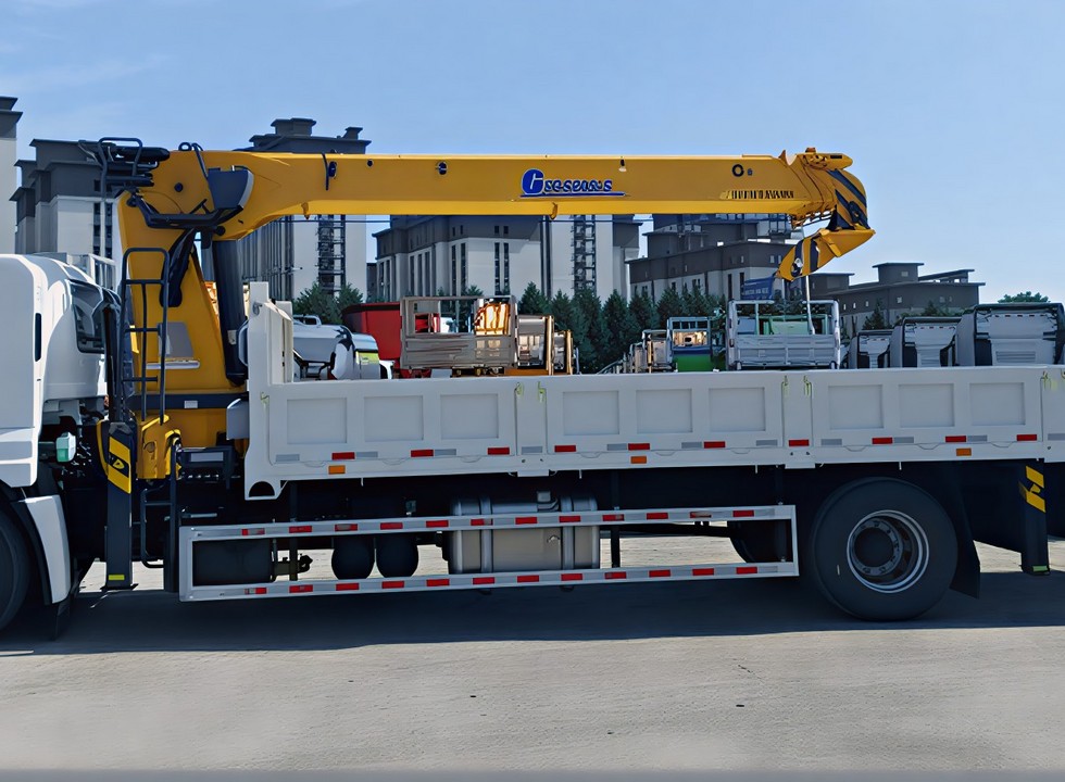 Бортовой грузовик с КМУ на 8 тонн на шасси ISUZU GIGA 4×2