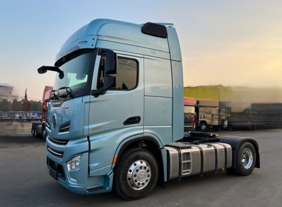 Тягач Shacman SX4188YY381 кабина X6000