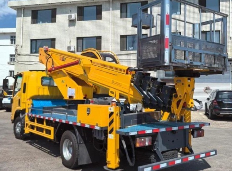 Автовышка Isuzu Elf 4х2, 32м.