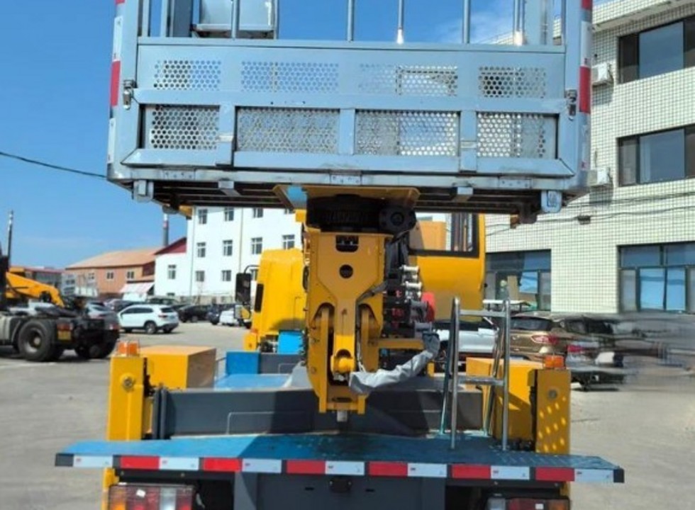 Автовышка Isuzu Elf 4х2, 32м.